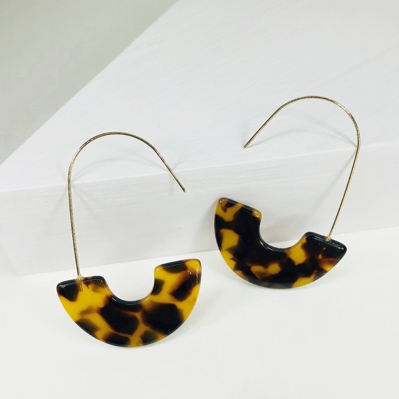 CLOSET REHAB Jewelry - Tortoise and Gold Resin Drop Earrings